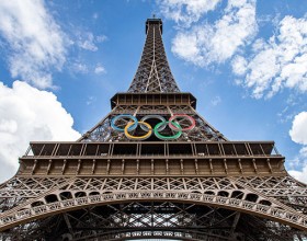 Vue sur la tour Eiffel et les anneaux olympiques