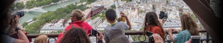 Groupe d'élèves à la tour Eiffel