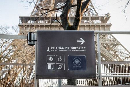 Vista de la señalización de acceso facilitado a la entrada de la Torre Eiffel.