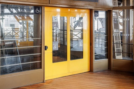Vue sur les portes des ascenseurs