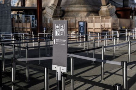 Signalétique pour les visiteurs en situation de handicap sur la parvis de la tour Eiffel