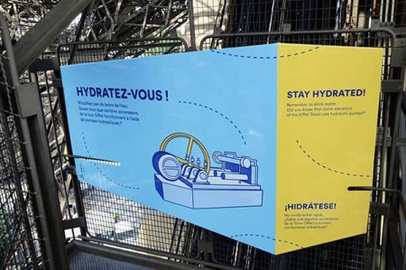 Carteles informativos en las escaleras