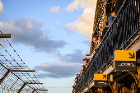 Photo de visiteurs au 2ème étage de la tour Eiffel