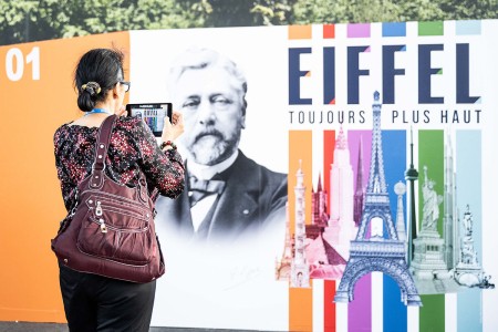 Panneau d'exposition sur le parvis