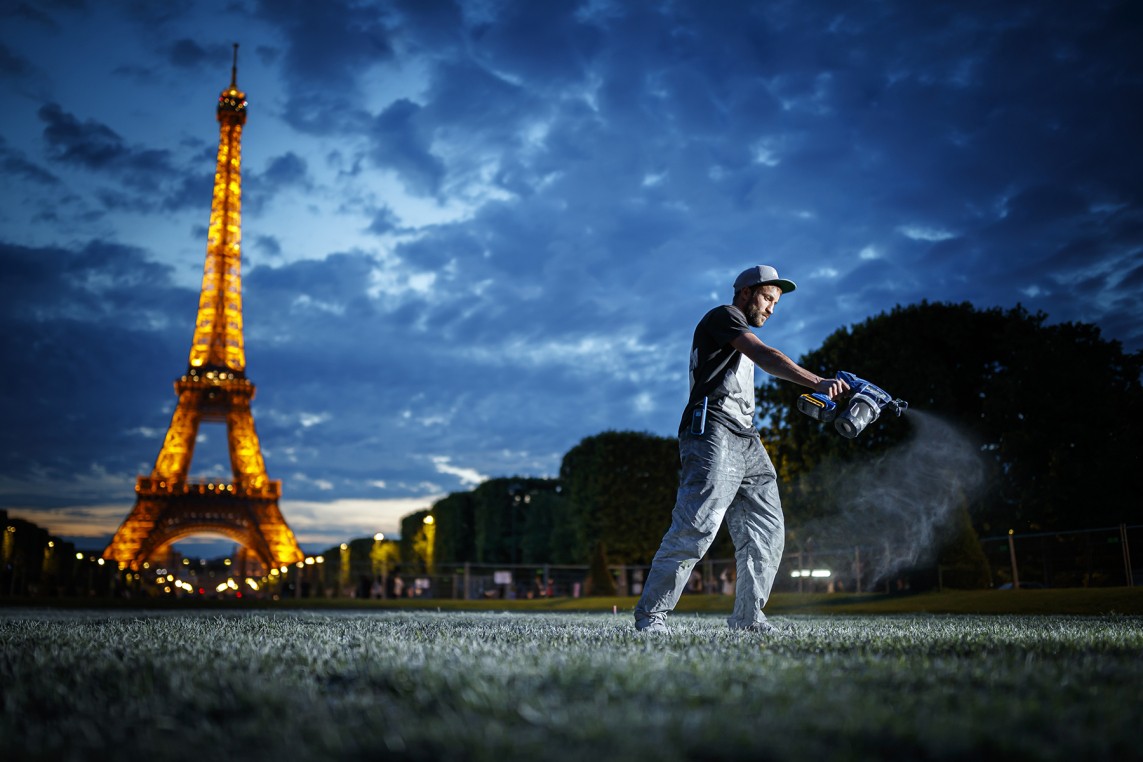 L'artiste SAYPE au travail sur le Champ de Mars