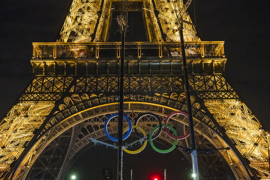 Photo de l'installation des anneaux sur la tour Eiffel
