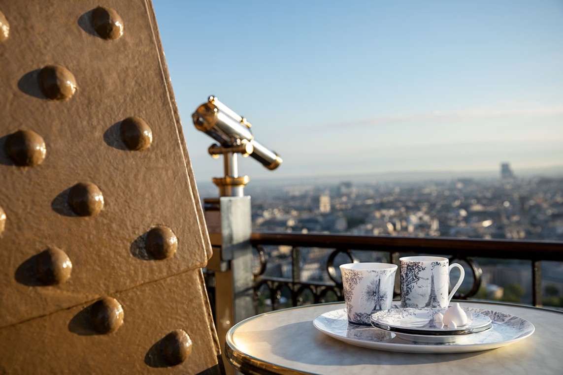 Photo du plateau, des mugs, des assiettes Photo du mug et des assiettes Tour Eiffel x Bernardaud