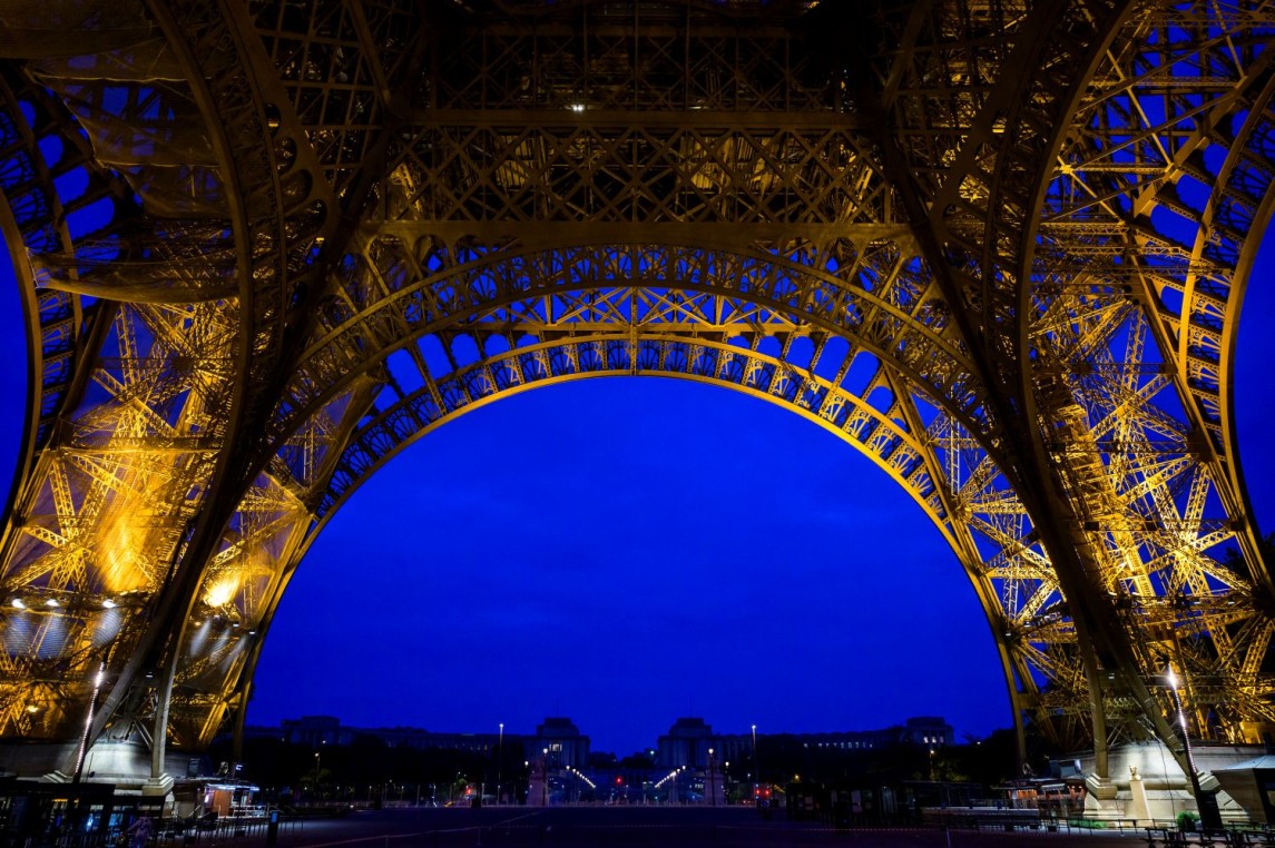 La parvis de la tour Eiffel de nuit