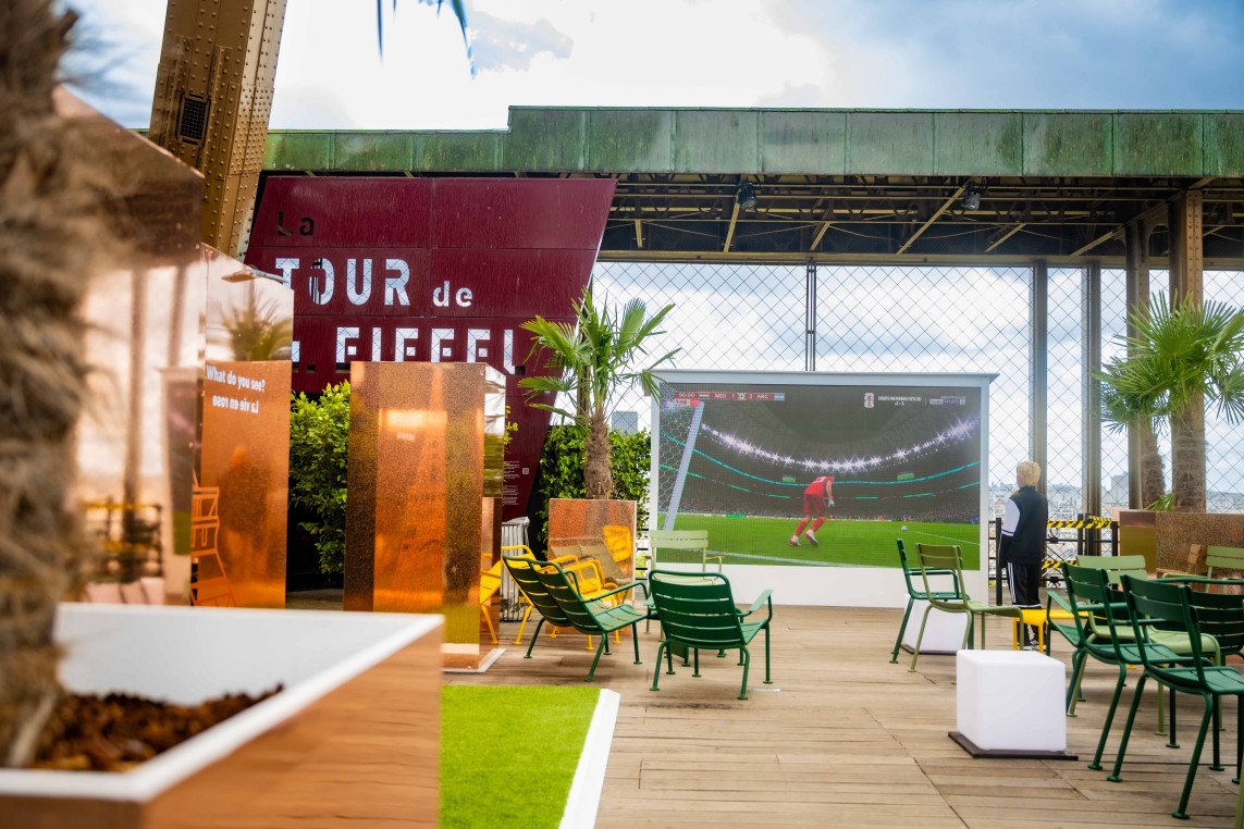 Le grand écran installé sur la terrasse 